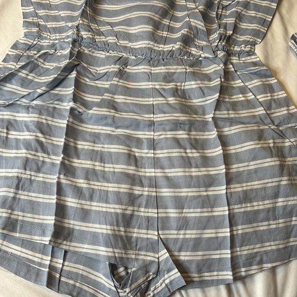 NWT Women’s Medium Jumpsuit Forever 21 Low Cut Front With Sorts Long Sleeve Blue - Picture 5 of 8